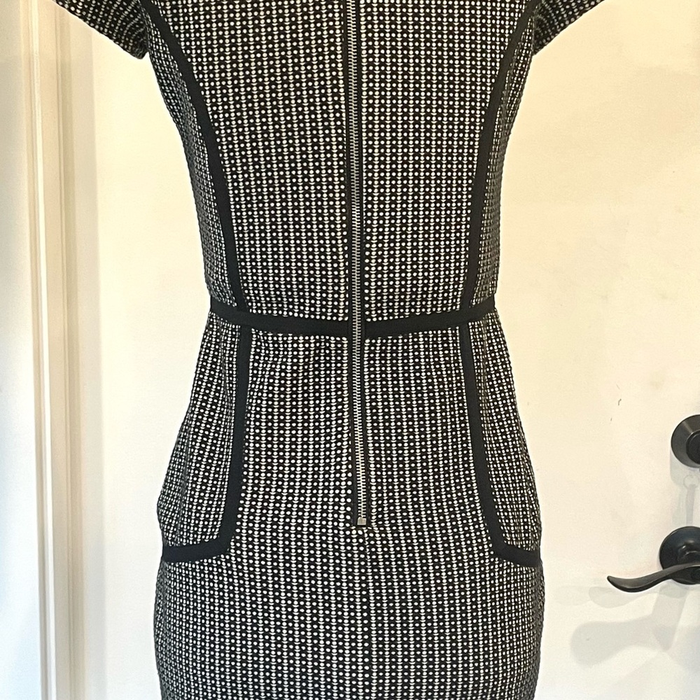 Parker Short Sleeve Midi Dress, accent piping, b/w Pattern, SzS, EUC - Picture 6 of 12